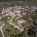 Αεροφωτογραφία της νότιας όψης και του αύλιου χώρου με θέα τον οικισμό του νησιουΕφορεία Αρχαιοτήτων Ιωαννίνων Copyright © Υπουργείο Πολιτισμού και Αθλητισμού